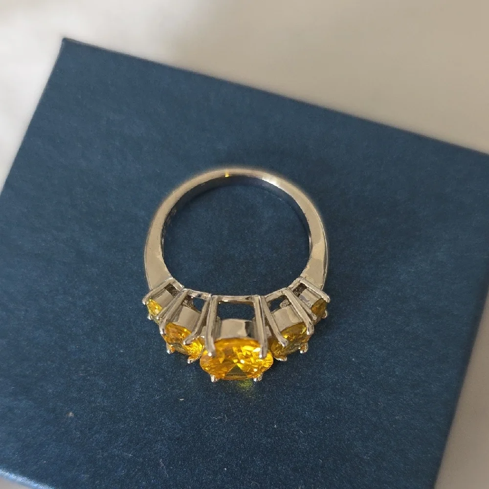 Elegant Yellow Gemstone Ring - Picture 3 of 4